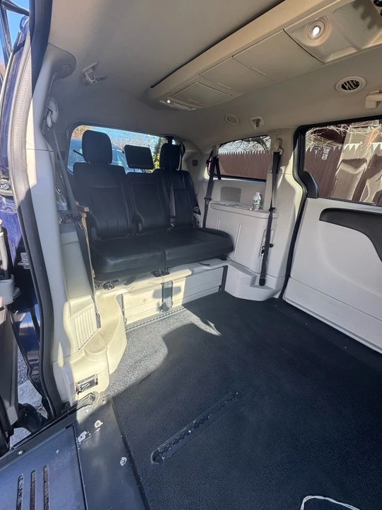 2016 Chrysler Town & Country - Image 9 of 11