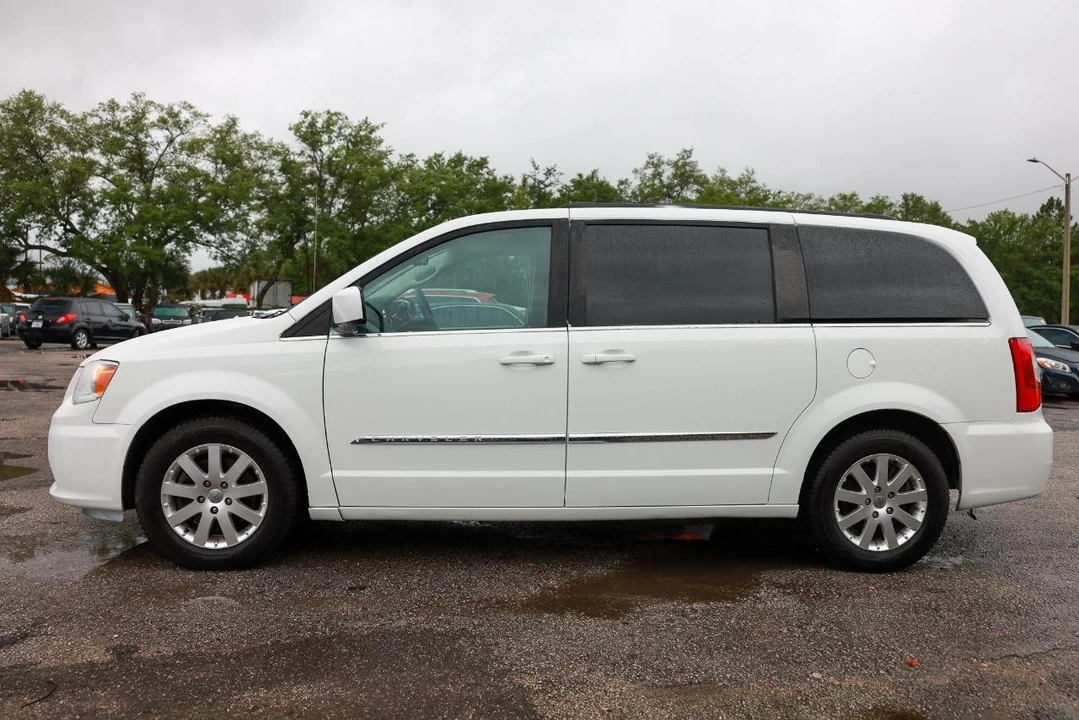 2016 Chrysler Town & Country - Image 3 of 21