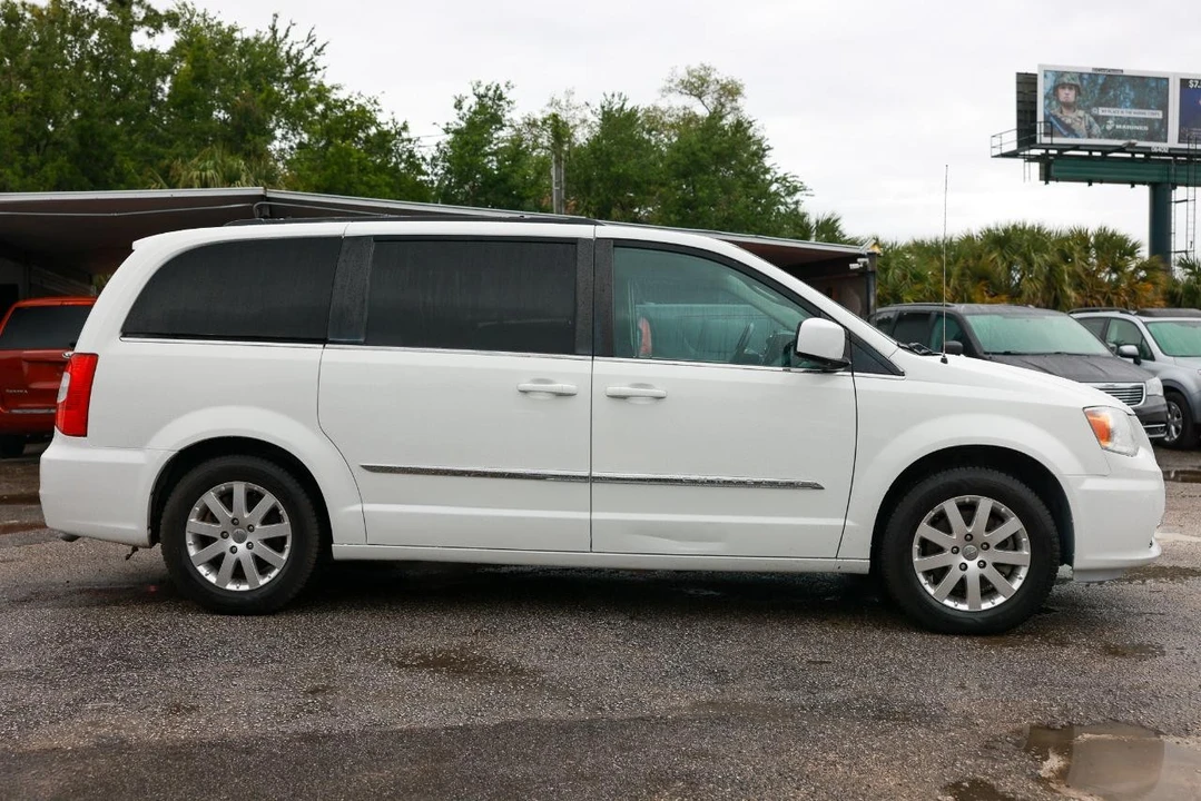 2016 Chrysler Town & Country - Image 13 of 21