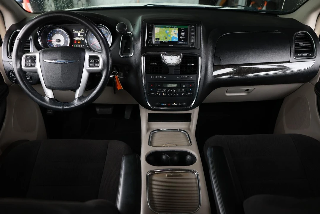 2016 Chrysler Town & Country - Image 2 of 21