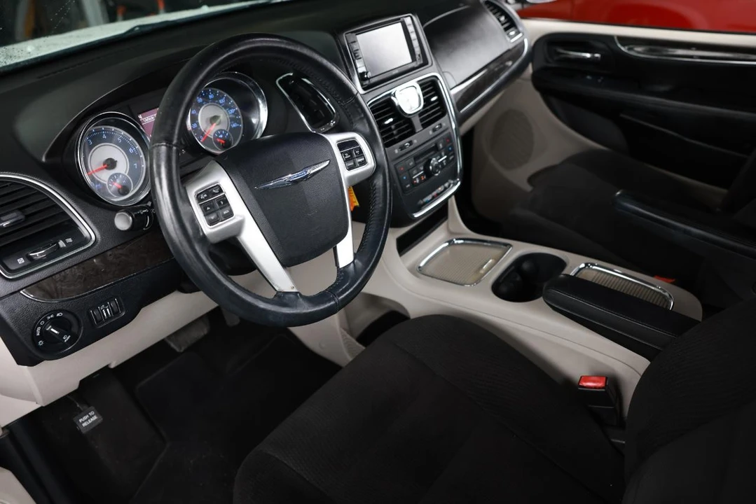 2016 Chrysler Town & Country - Image 4 of 21