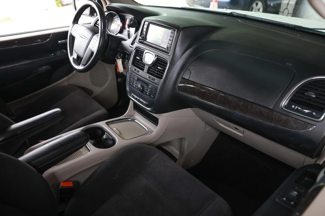 2016 Chrysler Town & Country - Image 18 of 21