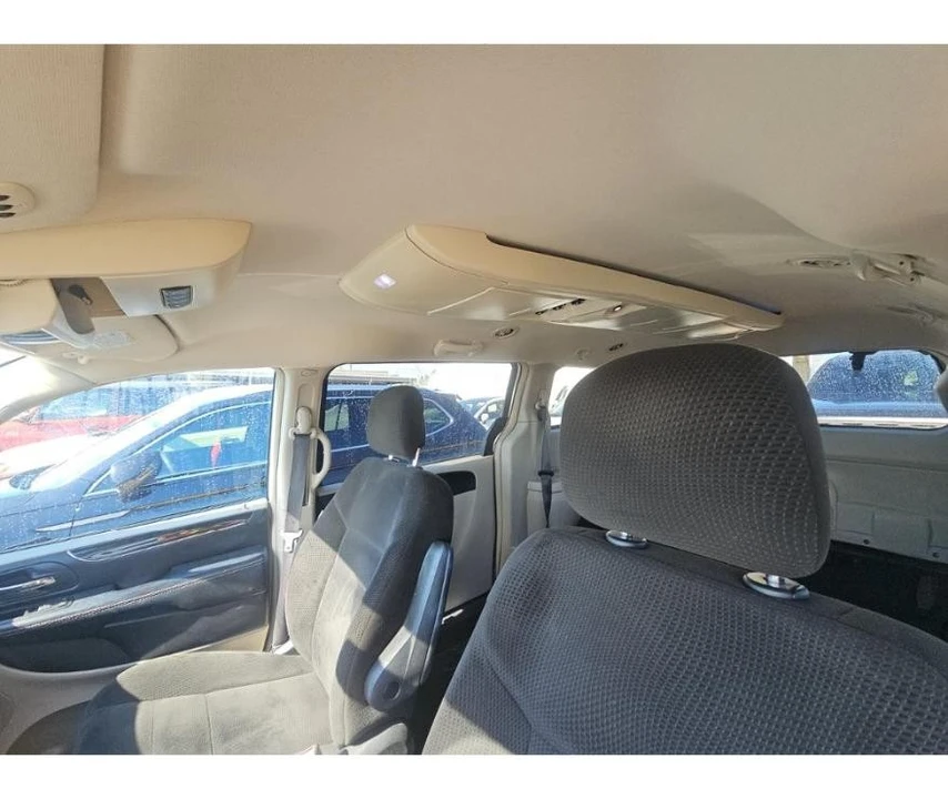 2016 Chrysler Town & Country - Image 15 of 16