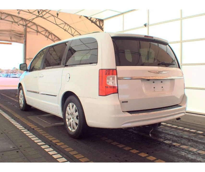 2016 Chrysler Town & Country - Image 8 of 12