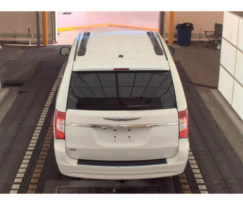 2016 Chrysler Town & Country - Image 6 of 16