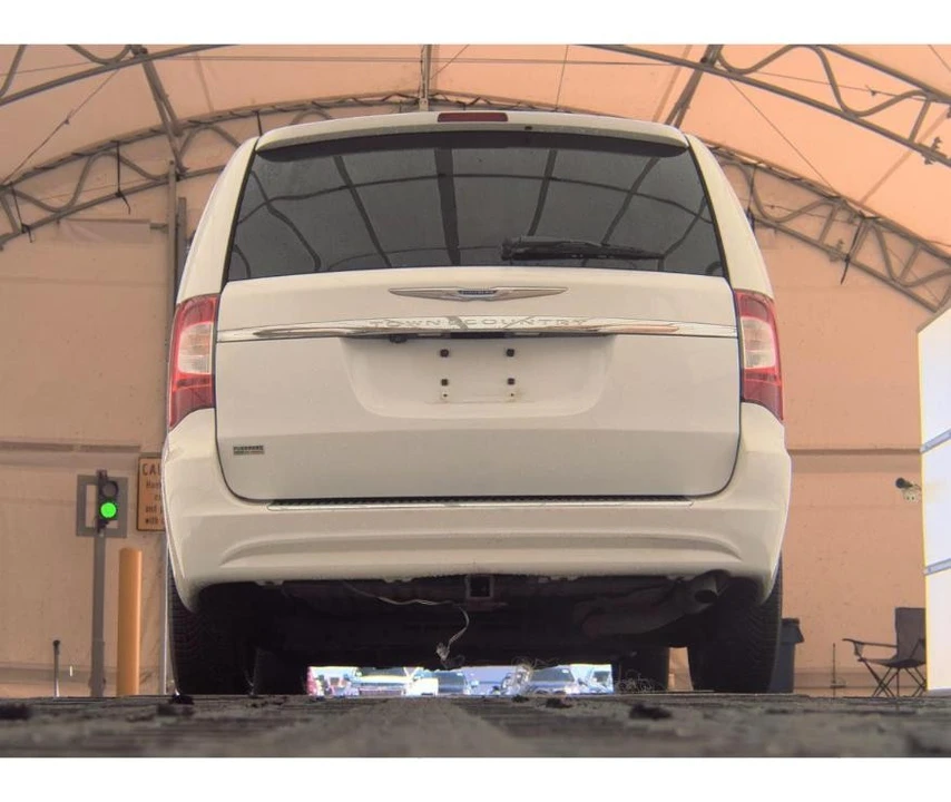 2016 Chrysler Town & Country - Image 7 of 16