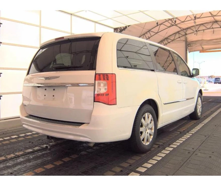 2016 Chrysler Town & Country - Image 5 of 12