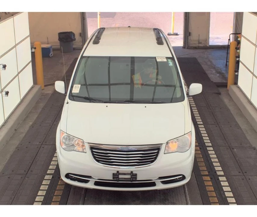2016 Chrysler Town & Country - Image 2 of 16