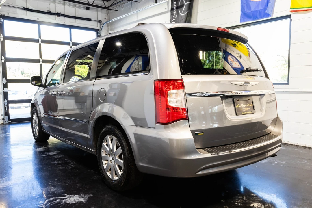 2016 Chrysler Town & Country - Image 8 of 12
