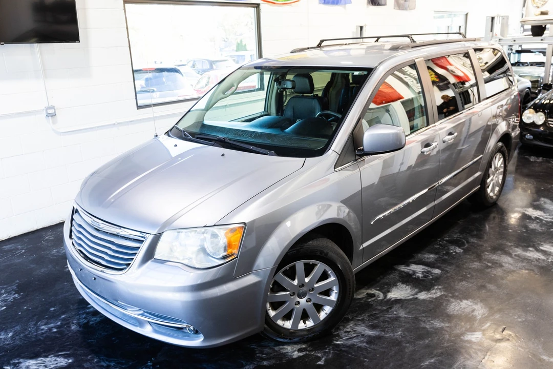 2016 Chrysler Town & Country - Image 2 of 12