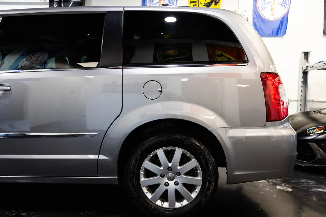 2016 Chrysler Town & Country - Image 6 of 12