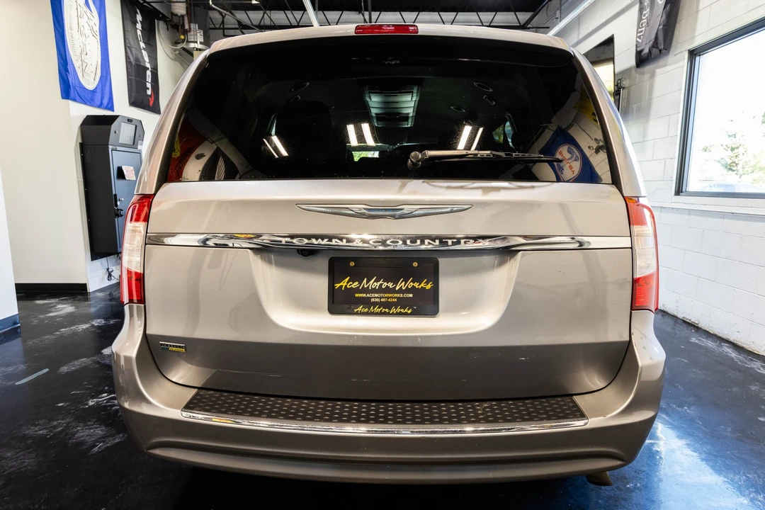 2016 Chrysler Town & Country - Image 9 of 12