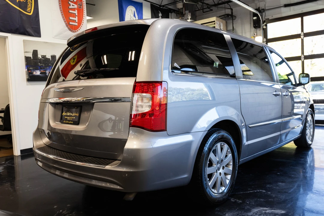 2016 Chrysler Town & Country - Image 11 of 12
