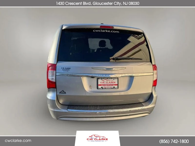 2016 Chrysler Town & Country - Image 6 of 8