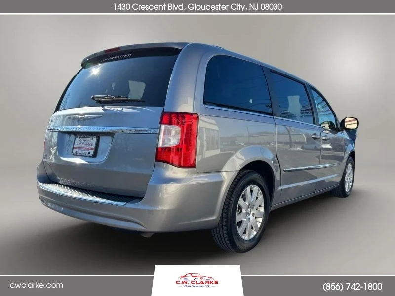 2016 Chrysler Town & Country - Image 6 of 12