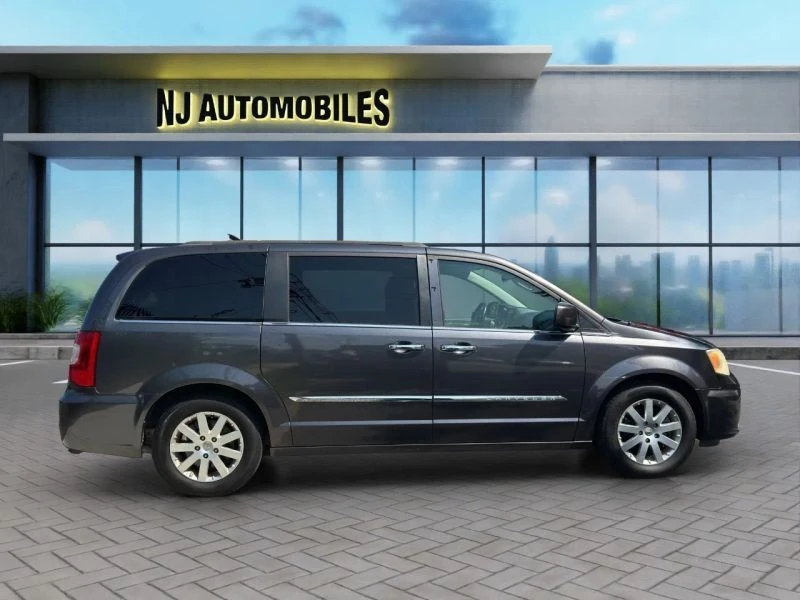 2016 Chrysler Town & Country - Image 8 of 12