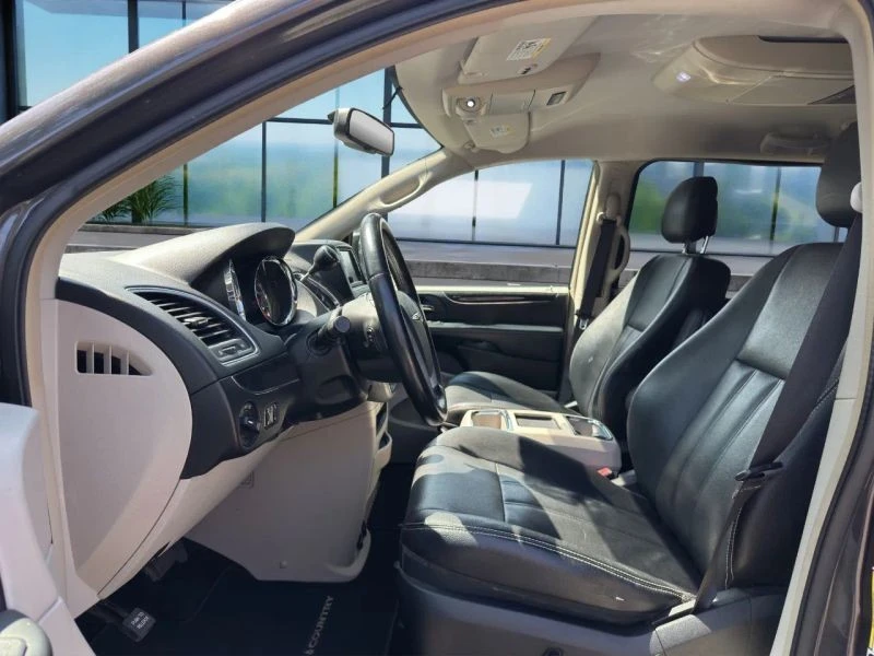 2016 Chrysler Town & Country - Image 9 of 12