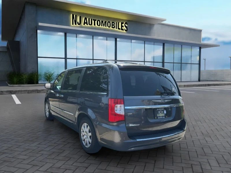 2016 Chrysler Town & Country - Image 5 of 12