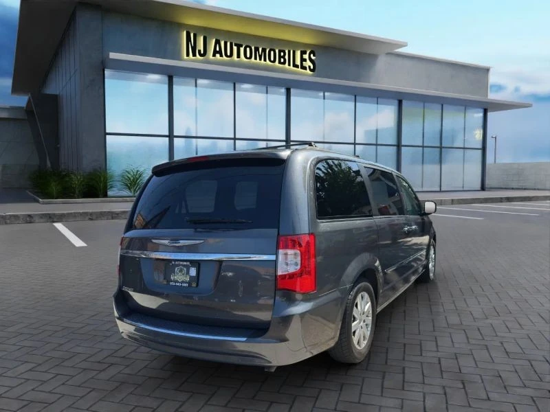 2016 Chrysler Town & Country - Image 7 of 12