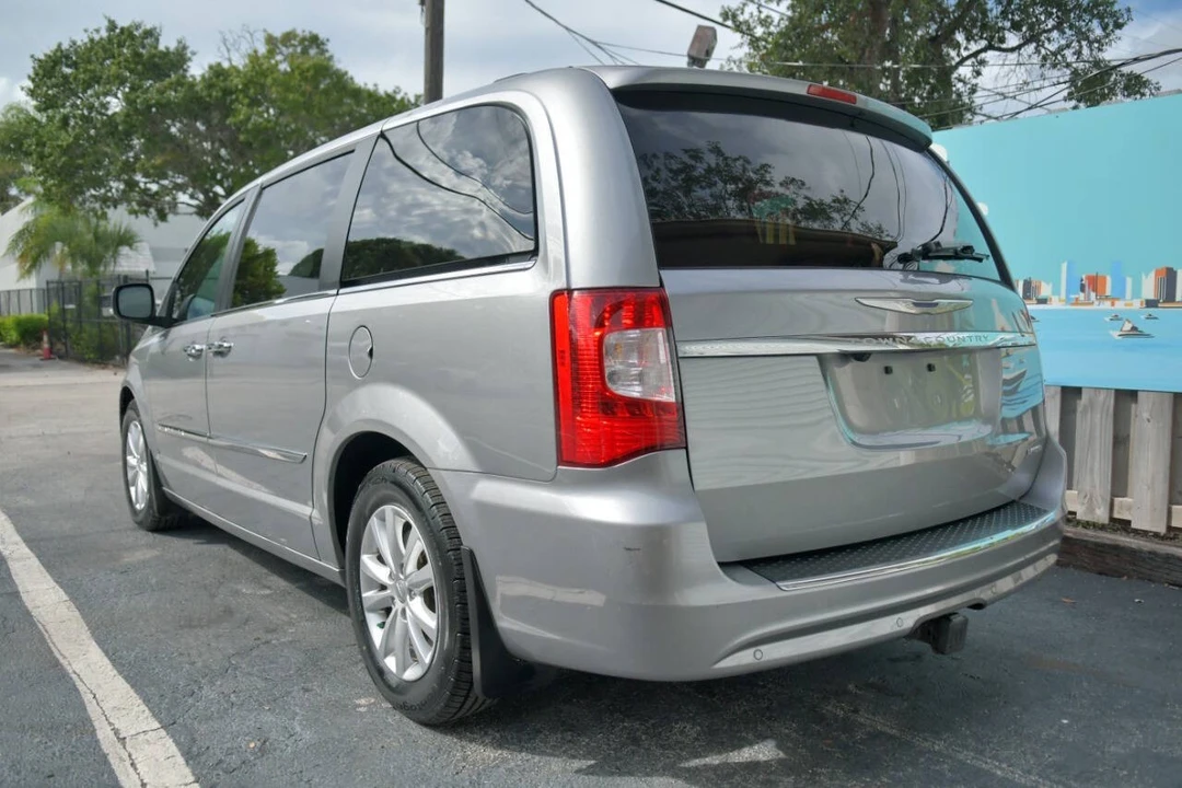 2016 Chrysler Town & Country - Image 7 of 12