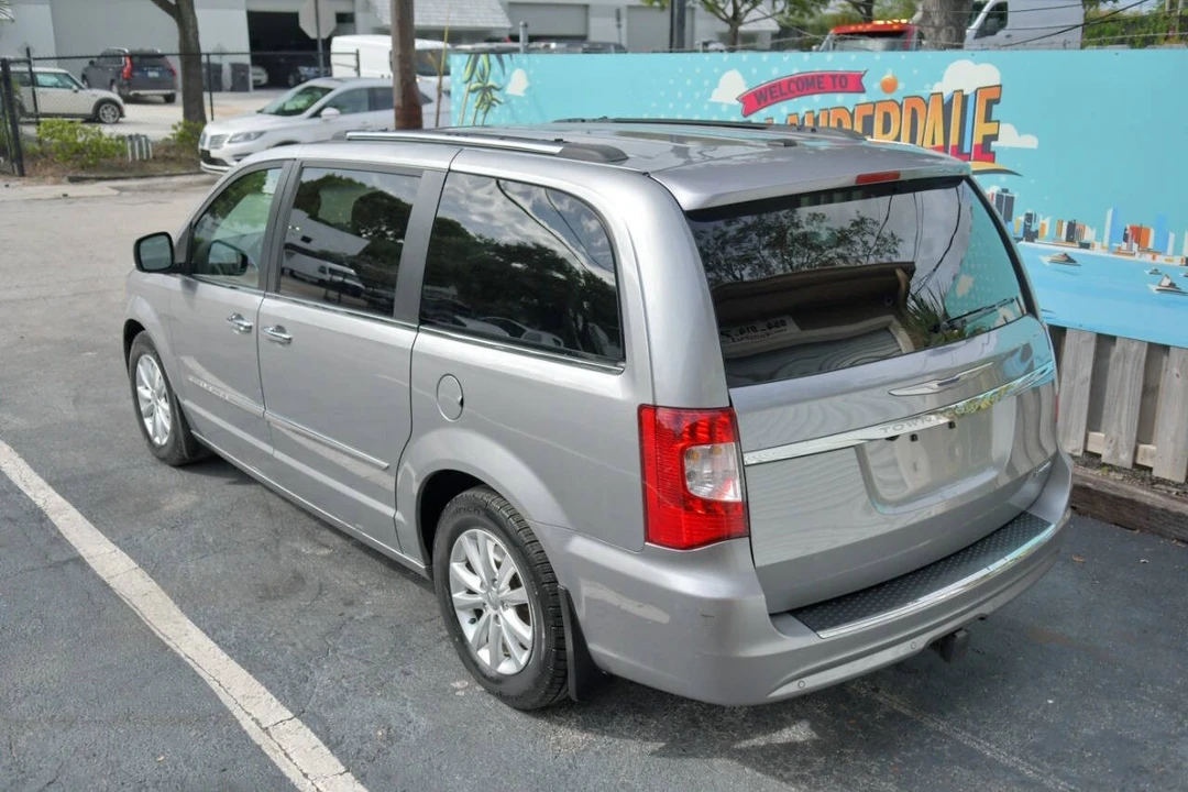 2016 Chrysler Town & Country - Image 6 of 12