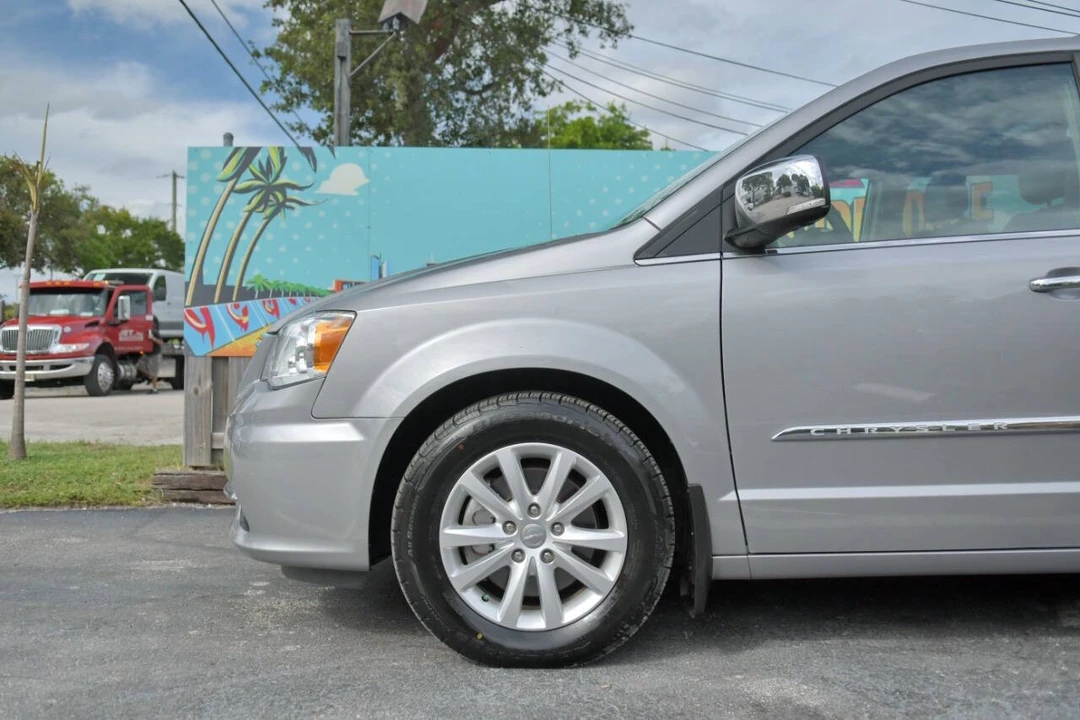 2016 Chrysler Town & Country - Image 12 of 12