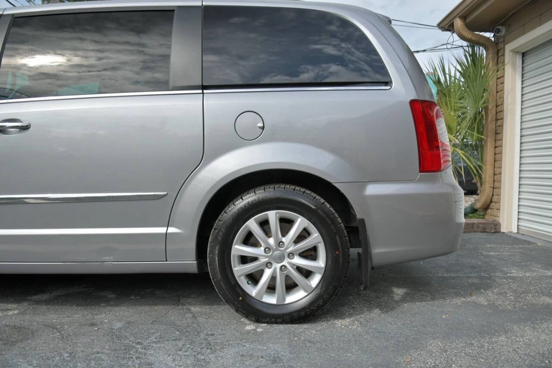 2016 Chrysler Town & Country - Image 10 of 12