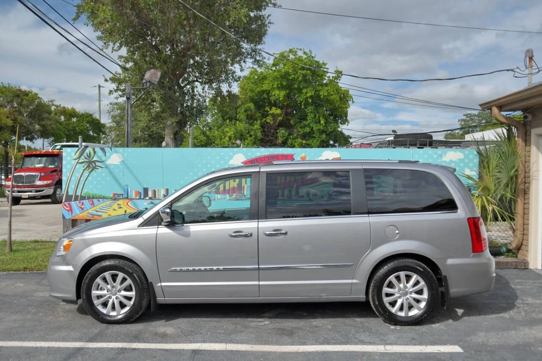 2016 Chrysler Town & Country - Image 4 of 12