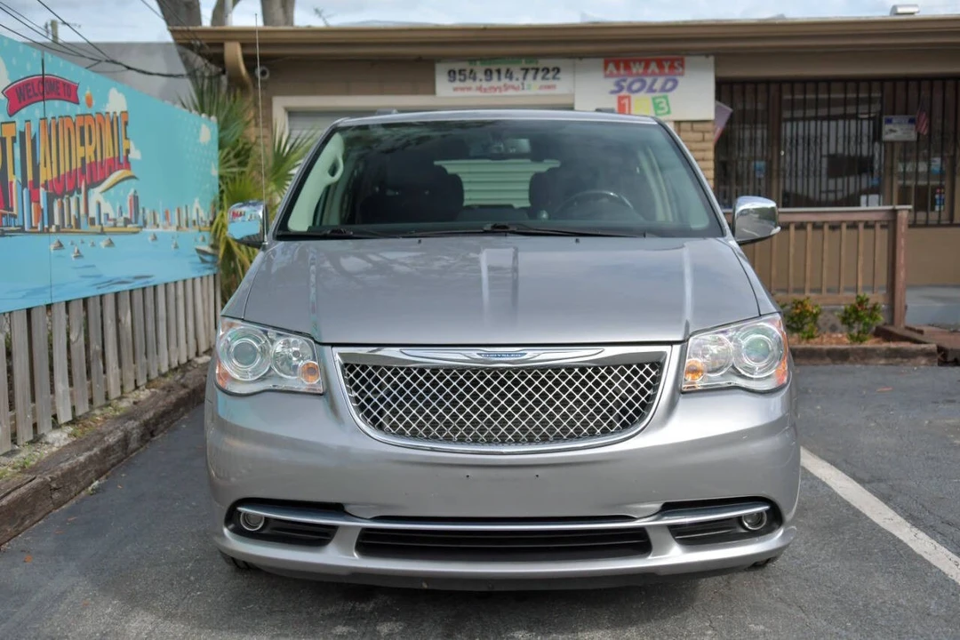 2016 Chrysler Town & Country - Image 2 of 12