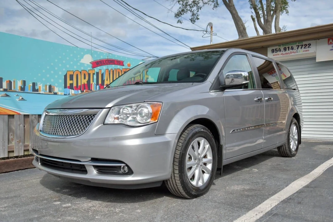 2016 Chrysler Town & Country - Image 3 of 12
