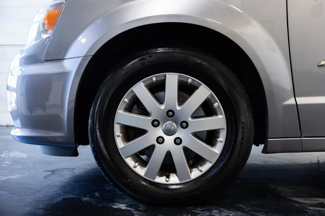 2016 Chrysler Town & Country - Image 4 of 12