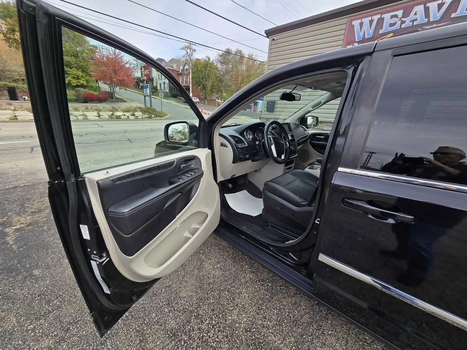2016 Chrysler Town & Country - Image 8 of 10