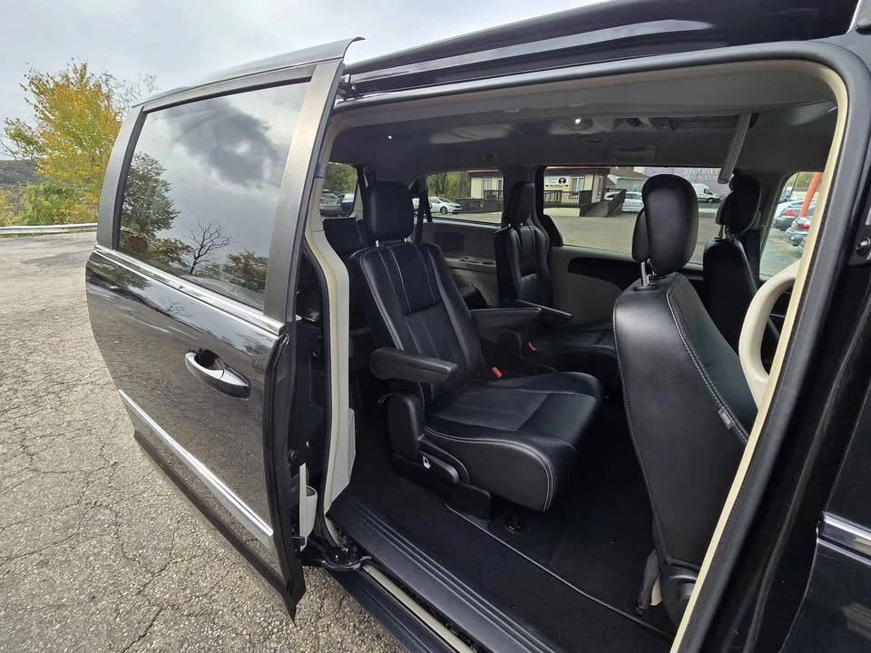 2016 Chrysler Town & Country - Image 6 of 10