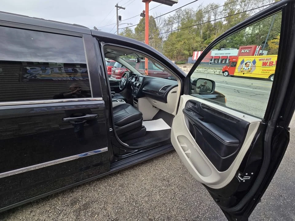 2016 Chrysler Town & Country - Image 7 of 10