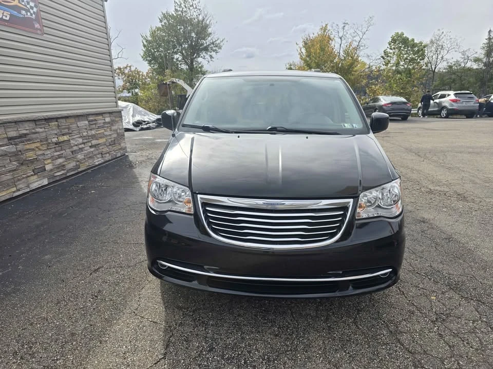 2016 Chrysler Town & Country - Image 2 of 10