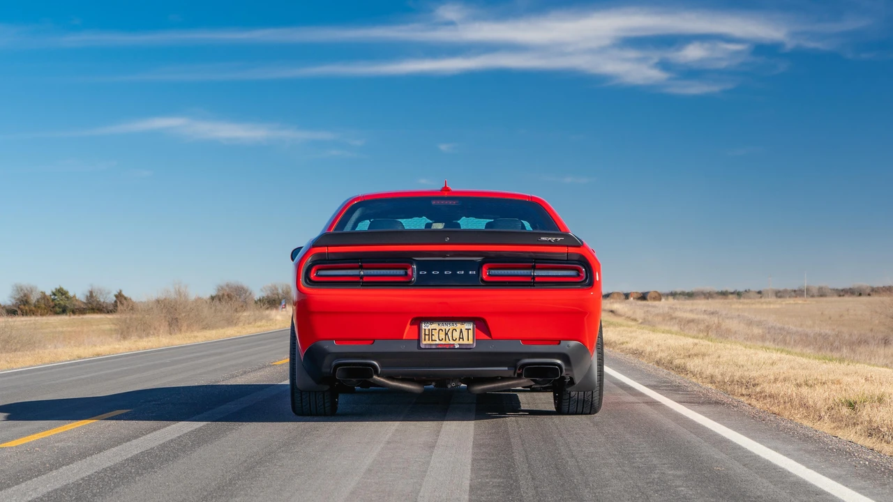 2016 Dodge Challenger SRT Hellcat 3rd Gen - Image 13 of 31