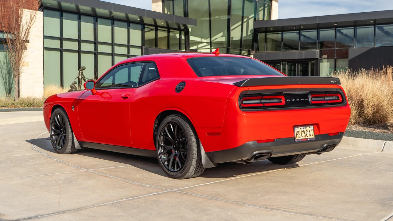 2016 Dodge Challenger SRT Hellcat 3rd Gen - Image 11 of 31