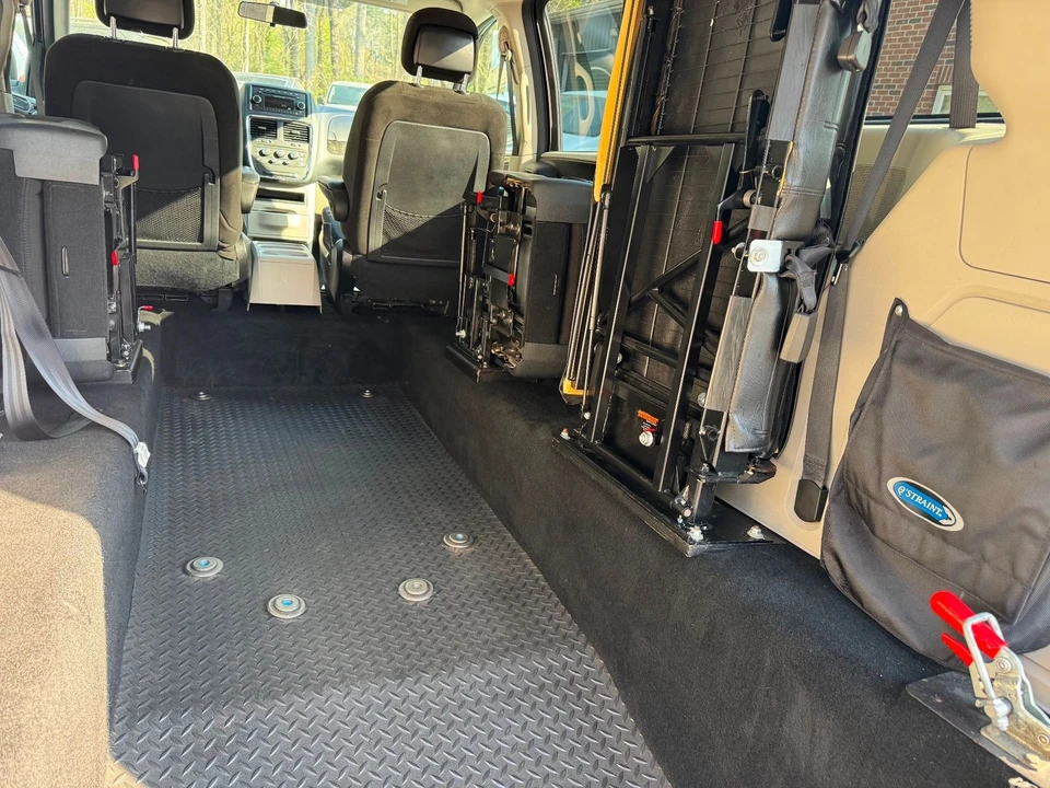 2016 Dodge Caravan - Image 5 of 12