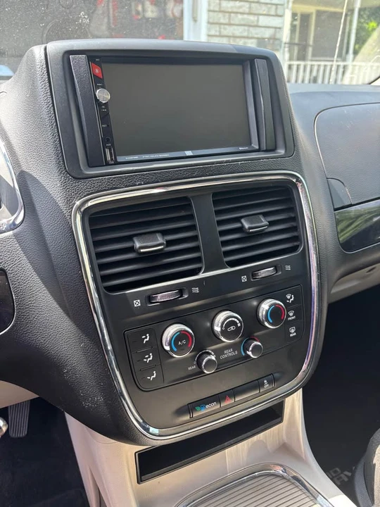 2016 Dodge Caravan - Image 8 of 12