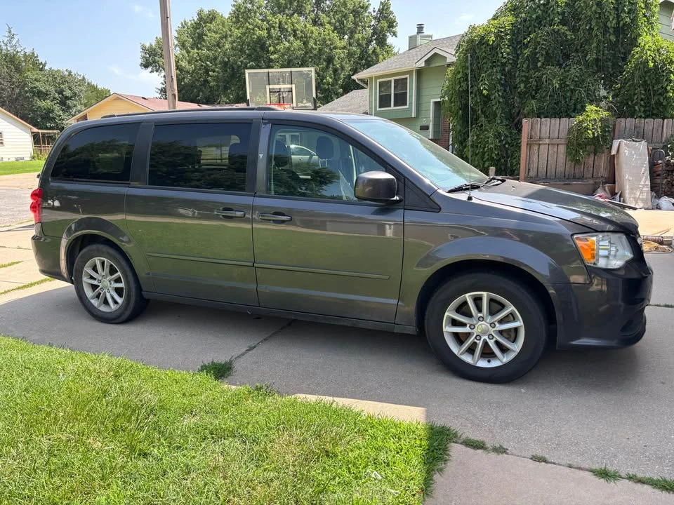 2016 Dodge Caravan - Image 2 of 12