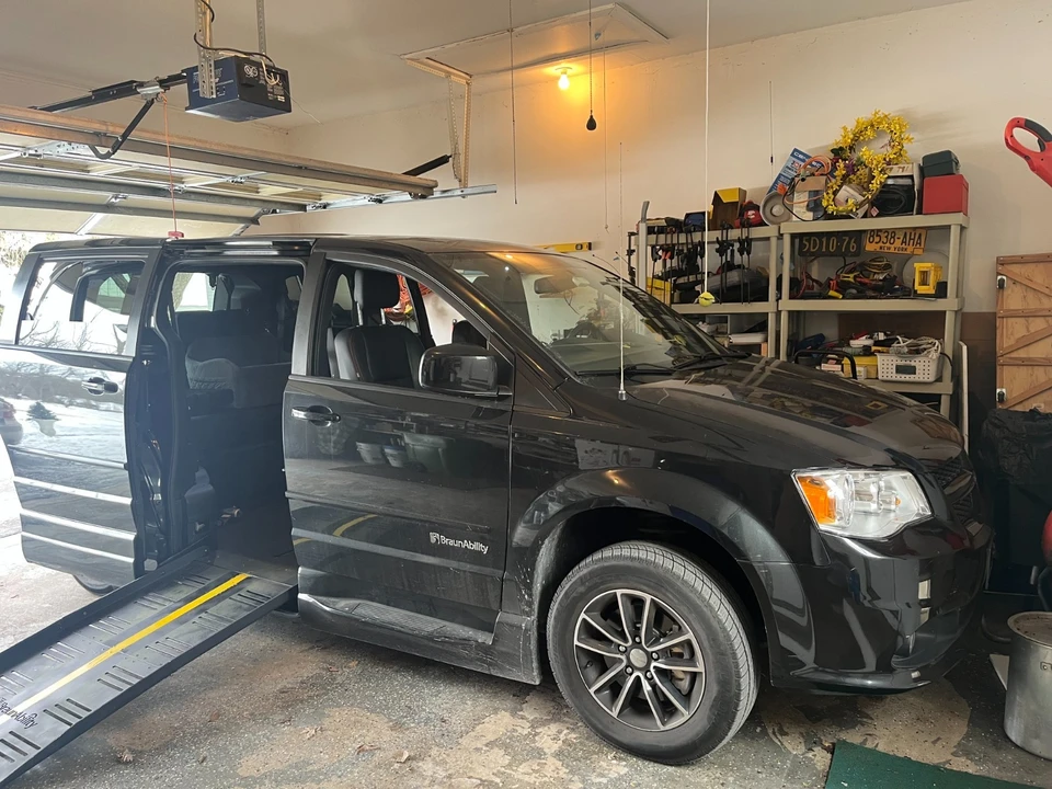 2016 Dodge Caravan - Image 2 of 4