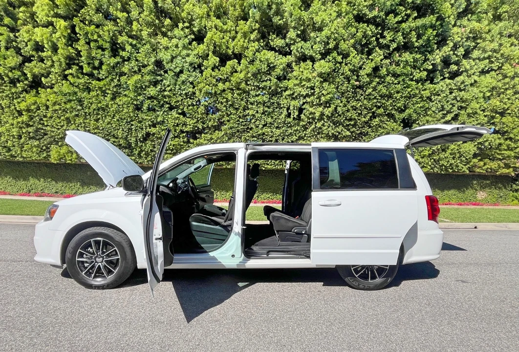 2016 Dodge Caravan - Image 11 of 19