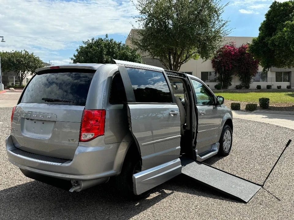 2016 Dodge Caravan - Image 2 of 16