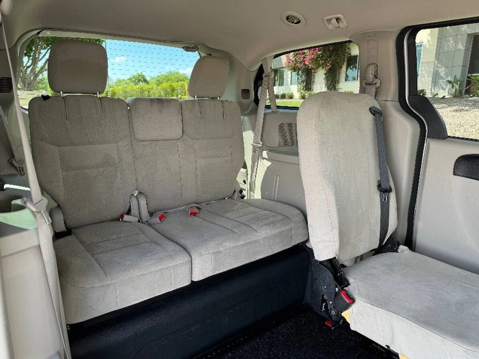 2016 Dodge Caravan - Image 10 of 16