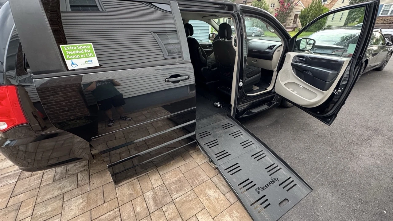 2016 Dodge Caravan - Image 6 of 6