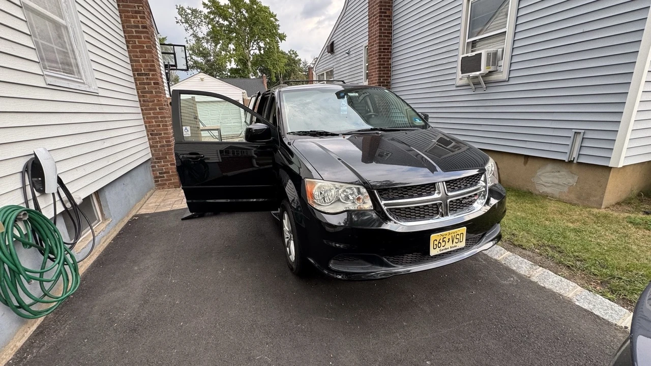 2016 Dodge Caravan - Image 2 of 6