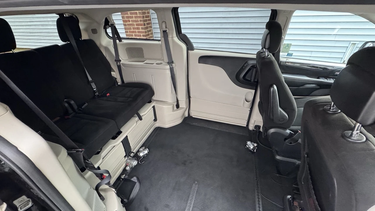 2016 Dodge Caravan - Image 4 of 6