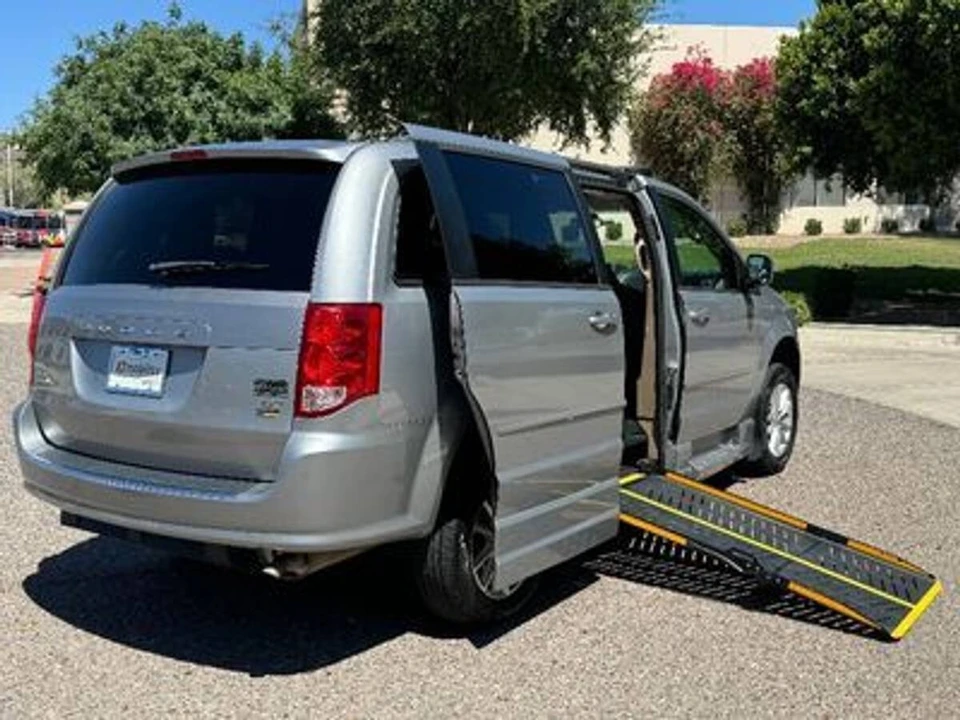 2016 Dodge Caravan - Image 2 of 15