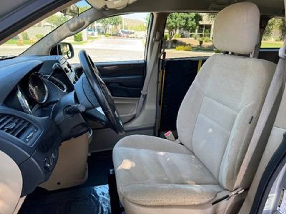 2016 Dodge Caravan - Image 5 of 15
