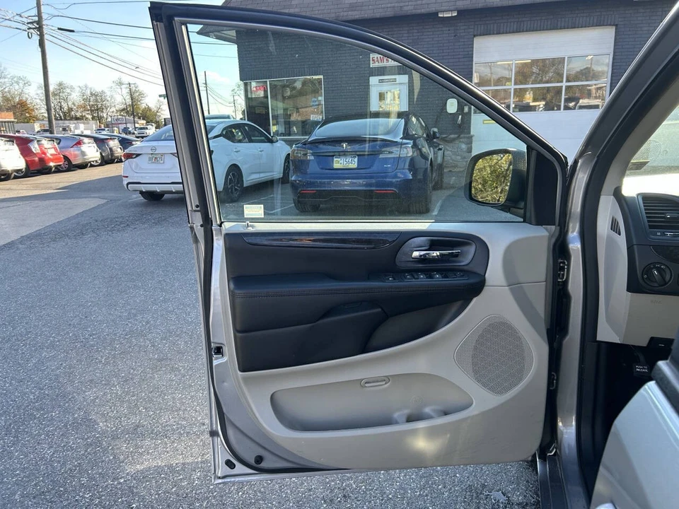2016 Dodge Caravan - Image 10 of 21